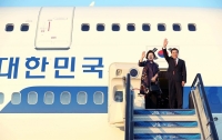  '이니 굿즈·쑤기템' 문재인 대통령 부부, 입고 쓰면 '완판'