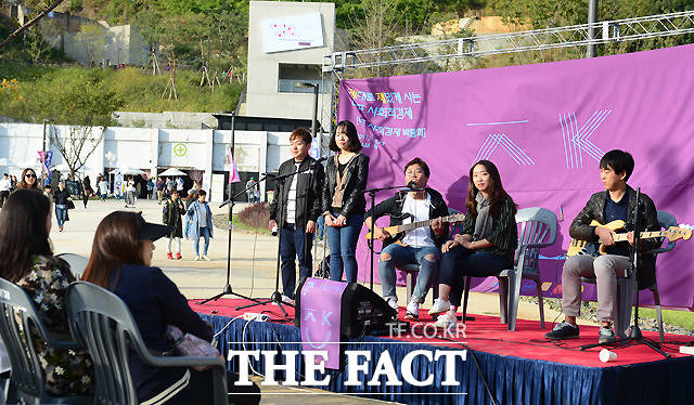 희망을 노래하는 시각장애인 밴드 14일 서울 마포구 상암동 문화비축기지 개관식의 부대 행사인 마포 사회적경제 박람회에 초청을 받은 밴드 다카포가 멋진 공연을 펼치고 있다.