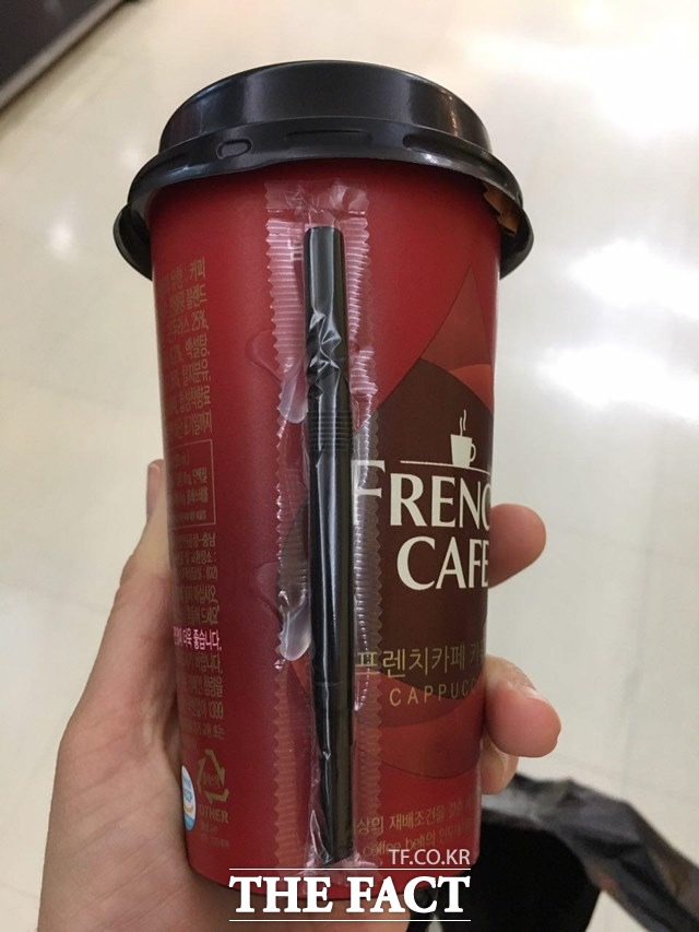 더팩트 취재 결과 남양유업의 대표적인 냉장 커피 음료 프렌치카페 제품 대부분이 CI가 가려진 채 판매되고 있었다. /안양=이진하 기자
