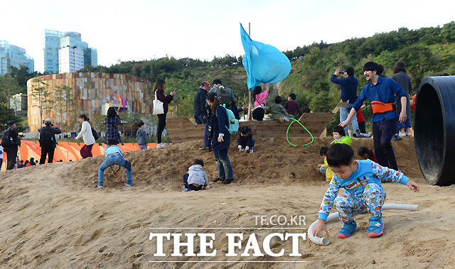 14일 오후 서울 마포구 상암동 서울문화비축기지 개원식이 열린 가운데, 어린이들이 모래놀이터를 즐기고 있다.