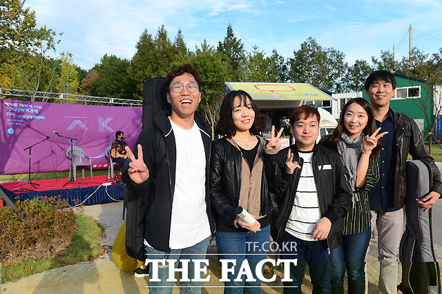 밴드 다카포, 앞으로의 앞날을 응원합니다! 공연 후 김필우 씨와 서윤정, 하지영, 배은지, 김헌용 씨(왼쪽부터)가 환한 미소로 포즈를 취하고 있다.