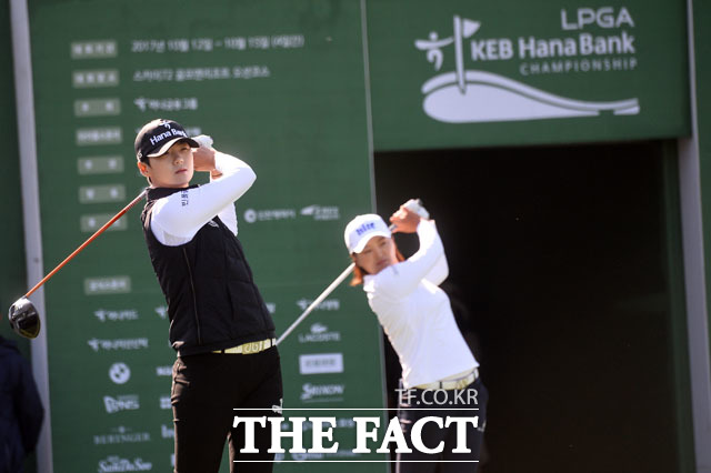 티샷 연습하는 2017 LPGA 우승 후보 박성현(왼쪽)과 고진영