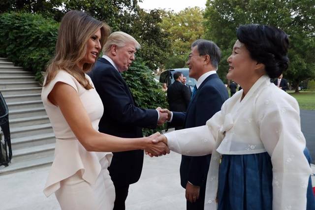 김정숙 여사가 지난 6월 방미 당시 도널드 트럼프 대통령의 부인인 멜라니아 여사와 인사를 하고 있다./청와대 제공