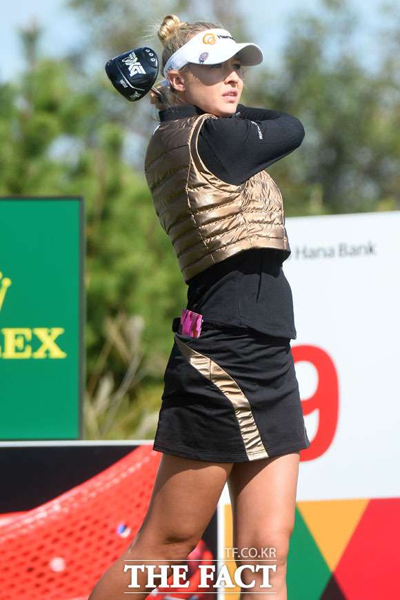 미녀 골퍼 넬리 코다가 2017 미국여자프로골프(LPGA) 투어 KEB하나은행 챔피언십 4라운드 경기 9번 홀에서 티샷을 하고 있다.
