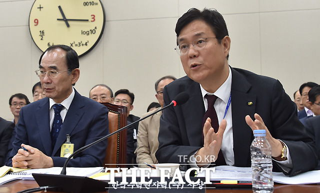의원들의 질의에 답변하는 이관섭 한국수력원자력 사장(오른쪽).