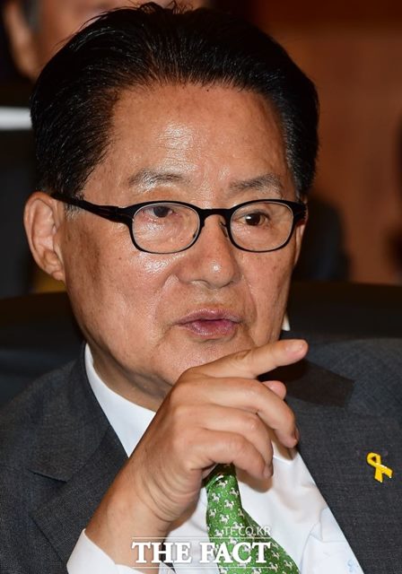박지원 국민의당 전 대표는 시도당·지역위원장 재신임에 대해 시기상조라고 주장했다./배정한 기자