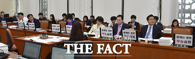 보건복지위에서도 한국당 의원들이 피켓 항의를 벌이고 있다. /국회=이새롬 기자