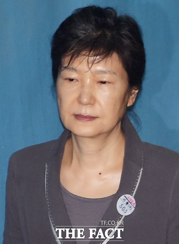 재판에 출석하기 위해 호송차에서 내려 법정으로 향하고 있는 박근혜 전 대통령. 16일 박 전 대통령 측 대리인단이 전원 사임 의사를 밝히면서 17일 진행될 81차 공판이 연기됐다. /배정한 기자