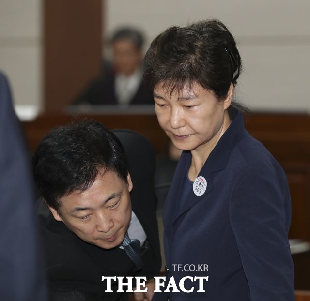 박근혜 전 대통령의 80차 공판에서 박 전 대통령의 변호인단은 돌연 전원사퇴 의사를 밝혔다. /사진공동취재단