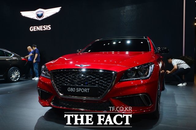 2018년형 G80에는 고객 반응이 좋았던 스포츠 모델의 역동적인 디자인을 일반 3.3 모델에서 느낄 수 있도록 스포츠 디자인 셀렉션 패키지가 새롭게 추가됐다. /더팩트 DB