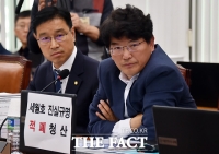 [TF포토] 박완주 의원, 자유한국당 피켓 시위에 '맞불 시위'