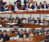 [TF포토] 자유한국당 국감 피켓시위도 '제각각'