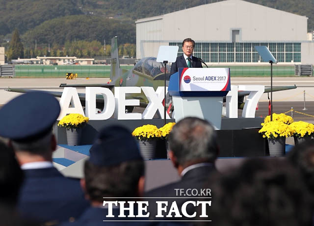 문재인 대통령이 17일 오전 성남 서울공항에서 열린 ’서울 ADEX 2017’ 국제 항공우주 및 방위산업 전시회 개막식 참석해 축사를 하고 있다.
