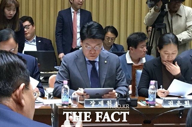 장제원 한국당 의원이 17일 서울시청에서 열린 국회 행안위 국정감사에서 자료를 보고있다./서울시청=조아라 기자