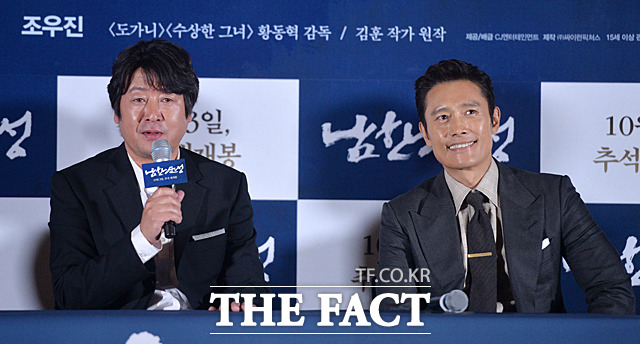 영화 남한산성에서 두 충신을 연기한 김윤석(왼쪽)과 이병헌이 취재진의 질문에 답하고 있다. /문병희 기자