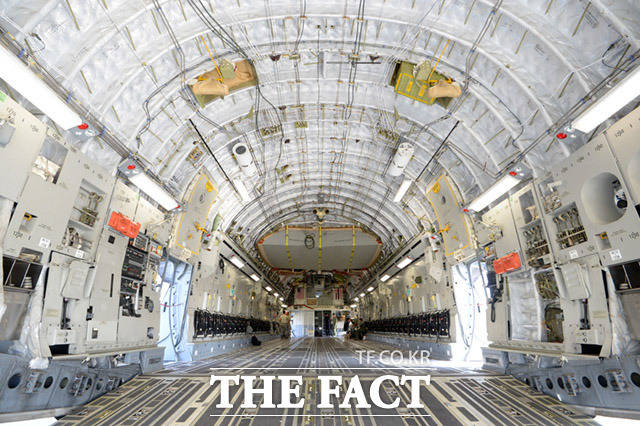 C-17 글로브마스터 수송기는 최대 77.52톤을 수송할 수 있다.
