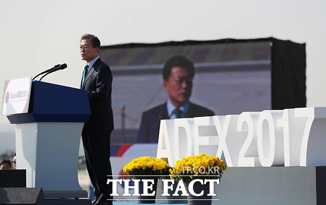 문재인 대통령이 17일 오전 성남 서울공항에서 열린 ’서울 ADEX 2017’ 국제 항공우주 및 방위산업 전시회 개막식 참석해 축사를 하고 있다.