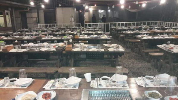 15일 한 누리꾼은 400인분의 식사를 예약해 놓고 롯데건설이 나타나지 않았다며 분통을 터뜨리는 글을 게재했다. /온라인 커뮤니티