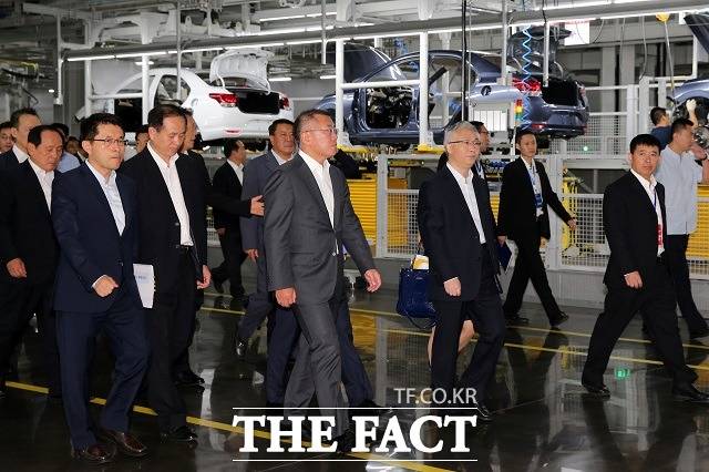 지난 7월 중국 충칭공장 생산기념식에 참석한 정 부회장은 17일 서울 양재동 현대차 본사에서 이스라엘의 자율주행 기술업체 모빌아이의 창업자 암논 샤슈아 CEO와 면담을 갖는 등 글로벌 인사들과 활발한 스킨십에 나서고 있다.