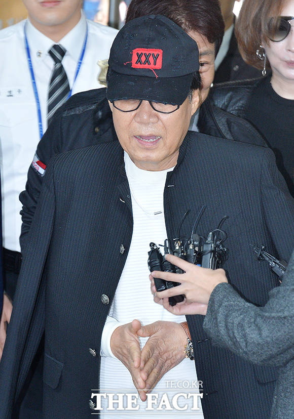 그림 대작 의혹을 받고 있는 가수 조영남이 1심 선고 기일이 열리는 18일 오후 서울중앙지방법원에 출석하고 있다. /이덕인 기자