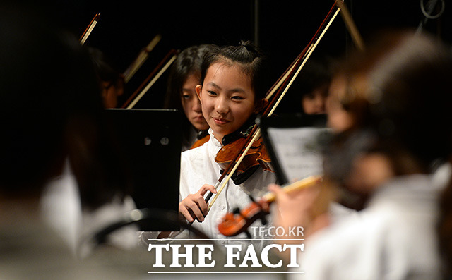 미소 띤 어린이 음악가 18일 오후 서울 서초구 더케이호텔에서 열린 2017 꿈의 오케스트라 합동공연에서 한 어린이 바이올리니스트가 공연을 하며 미소 짓고 있다./임영무 기자