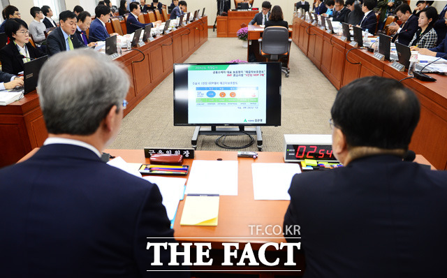 여야 간사간 합의로 국회 정무위 증인 채택 예상 명단에 올랐던 이학수 전 삼성전자 부회장이 최종 증인 명단에선 빠졌다. 사진은 국회 정무위의 모습. /국회=배정한 기자