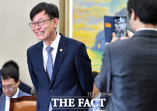 하하하 국감 전 환한 웃음짓는 김상조 공정거래위원장.