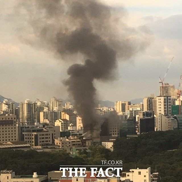 19일 서울 강남구 선정릉역 인근 리모델링 공사 현장에서 발생한 화재가 검은 연기를 내뿜고 있다.