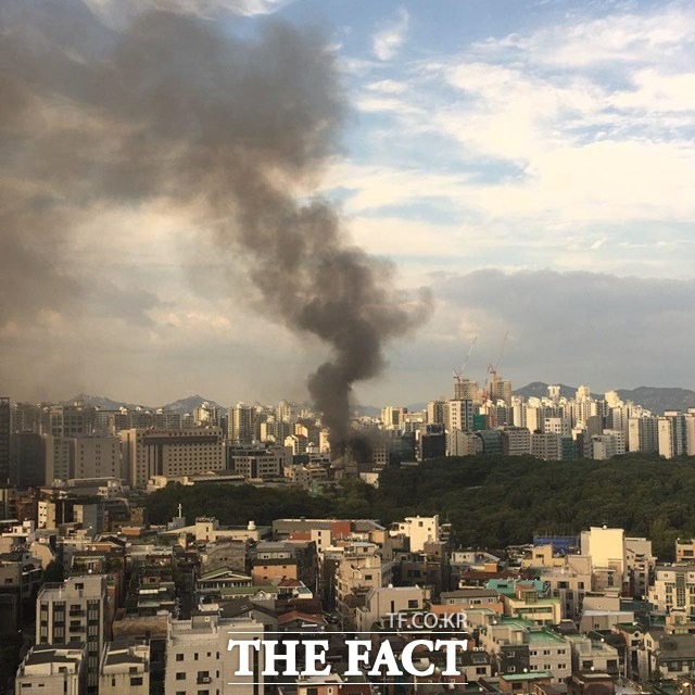 19일 오후 서울 강남구 선정릉역 인근 리모델링 건물에서 화재가 발생했다.