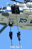 [TF포토] 경찰특공대의 '아찔한 헬기 레펠'