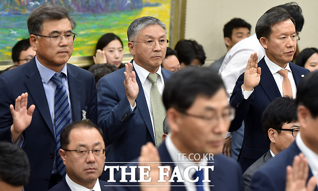 함영준 오뚜기 회장(가운데)이 19일 오후 서울 여의도 국회에서 열린 정무위원회의 공정거래위원회, 한국소비자원, 한국공정거래조정원 등에 대한 국정감사에 증인으로 출석해 선서를 하고 있다.