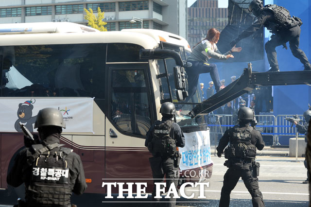 평창올림픽을 앞두고 테러 진압 전술훈련 펼치는 경찰특공대