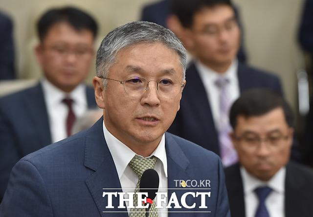 갓뚜기로 세간의 관심을 받고 있는 함영준 오뚜기 회장이 19일 정무위 국감에 증인으로 출석했으나, 발언 시간은 단 30초에 그쳤다. 김상조 공정위원장은 추후 오뚜기의 일감몰아주기 의혹 관련 조사 가능성을 시사했다. /국회=이새롬 기자