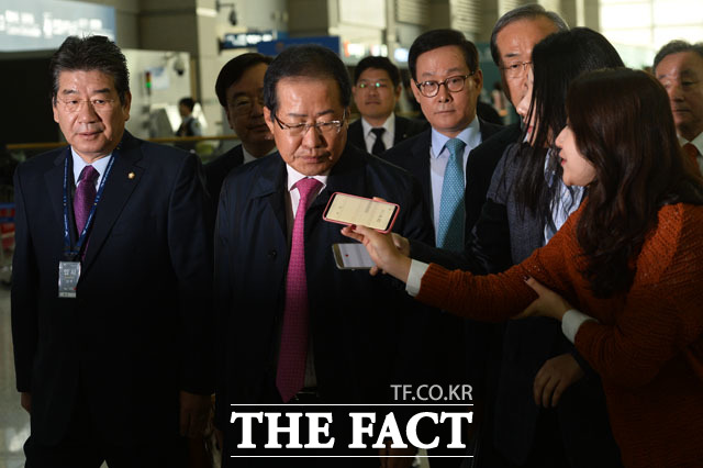 홍준표 한국당 대표는 23일 출국장으로 들어서면서는 서·최 의원에 대해 묻는 기자의 질문에 답하지 않았다. /인천공항=남윤호 기자