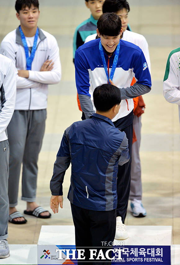 제98회 전국체육대회 수영 자유형 200m 결승전이 23일 오후 충북 청주실내체육관에서 열린 가운데 박태환 선수가 1분46초23을 기록해 우승을 차지하고 있다. /이덕인 기자