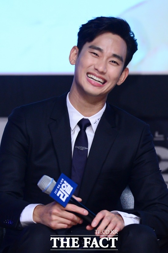 배우 김수현은 드라마 드림하이 해를 품은 달 별에서 온 그대 , 영화 은밀하게 위대하게 리얼 등에 출연하며 국내외에서 높은 인기를 구가하고 있다. /남용희 기자