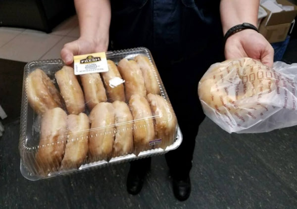 경찰과 페이스북 공유 내기에서 패배한 지명수배범이 자신이 약속한 도넛에 이어 베이글까지 들고 경찰서에 자수했다. /래드퍼드 경찰 SNS