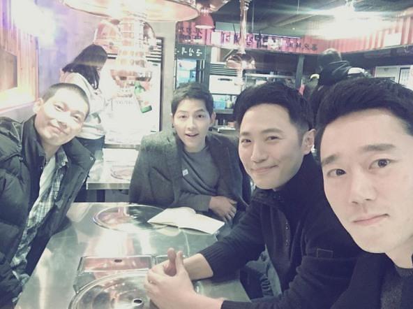 박훈 결혼, 박민정 누구? 드라마 태양의 후예에서 최중사를 연기했던 배우 박훈(맨 왼쪽)이 배우 송중기(가운데), 진구(오른쪽 두 번째)와 인연을 소개한 과거 인터뷰가 재조명 받고 있다. /김서영 인스타그램