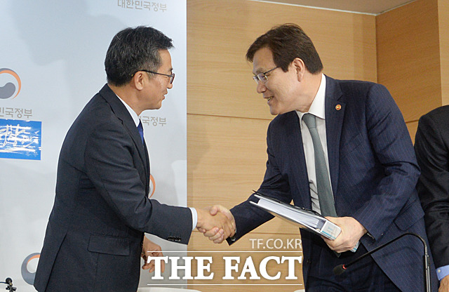 악수하는 김동연 부총리 겸 기획재정부 장관(왼쪽)과 최종구 금융위원장