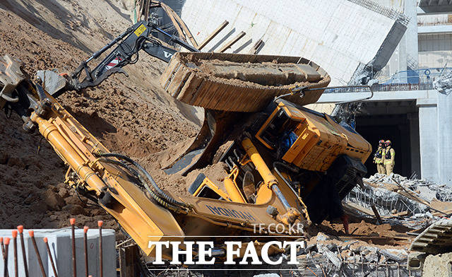 23일 오전 10시 30분께 용인 양지면 제일리 롯데건설 물류센터 신축 공사 현장에서 옹벽이 무너지는 사고가 발생했다. /용인=임영무 기자
