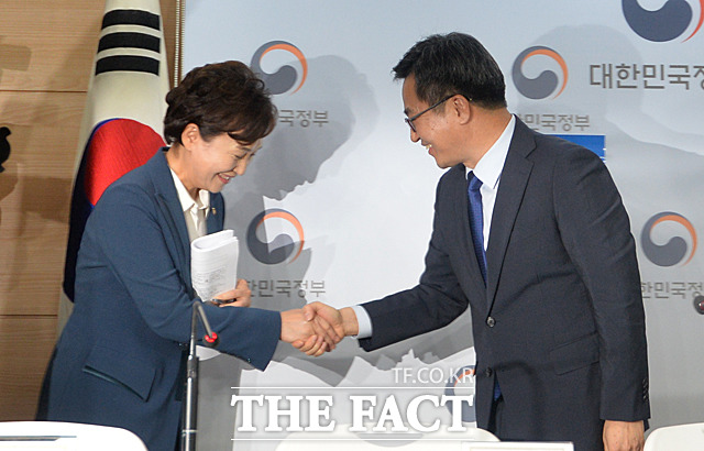 김동연 부총리 겸 기획재정부 장관(오른쪽)이 김현미 국토교통부 장관과 인사하고 있다.