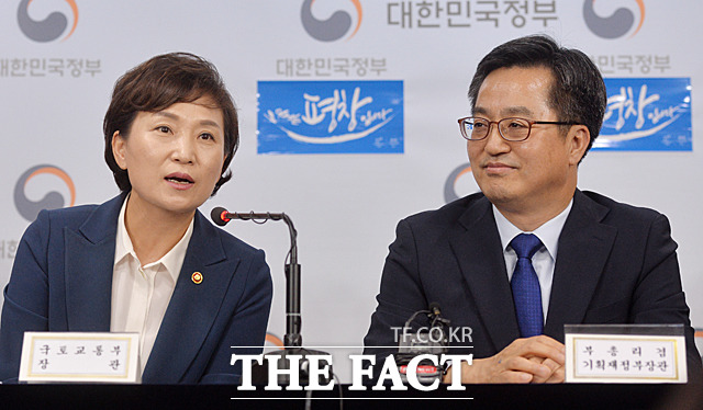 취재진 질문에 답하는 김현미 국토교통부 장관