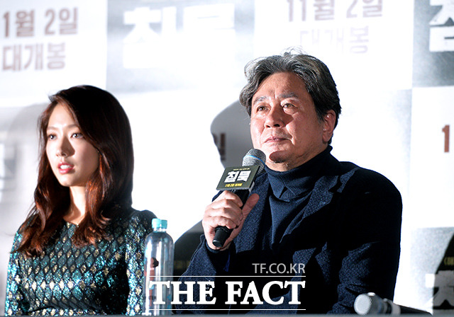 배우 최민식(오른쪽)이 24일 오후 서울 용산 CGV에서 열린 영화 침묵 언론시사회에 참석해 소감을 준비하고 있다. /이덕인 기자