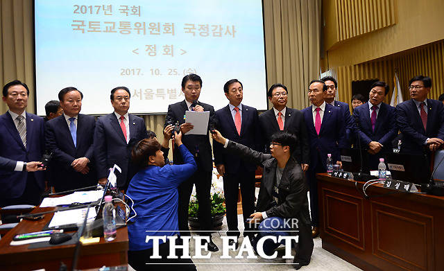 썰렁해진 국감장에 뒤늦게 나타난 자유한국당 의원들.