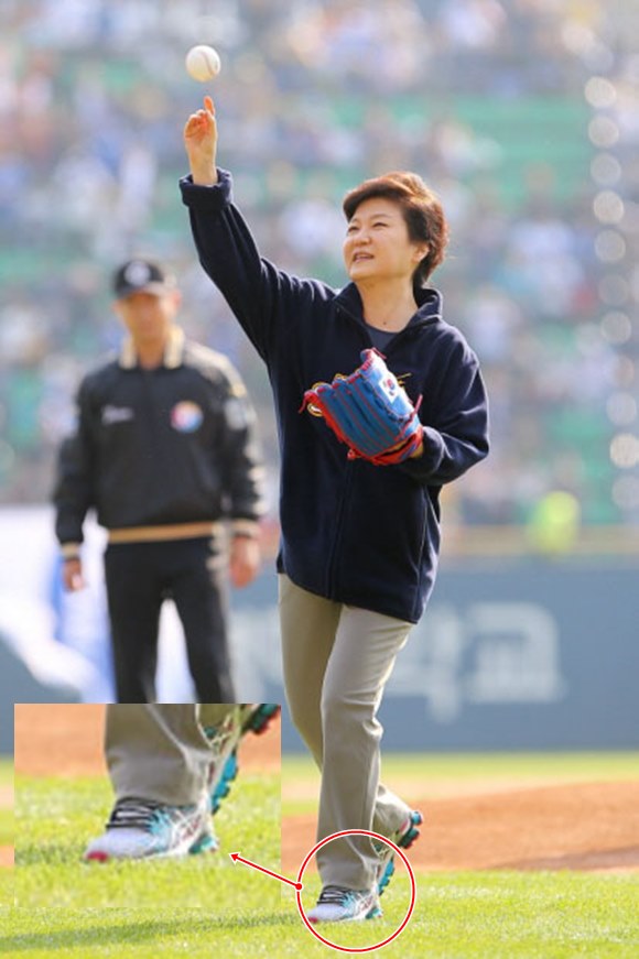 박근혜 대통령은 2013년 10월27일 잠실야구장에서 열린 두산 베어스와 삼성 라이온즈의 한국시리즈 3차전 경기에서 시구를 했다. /공동취재단