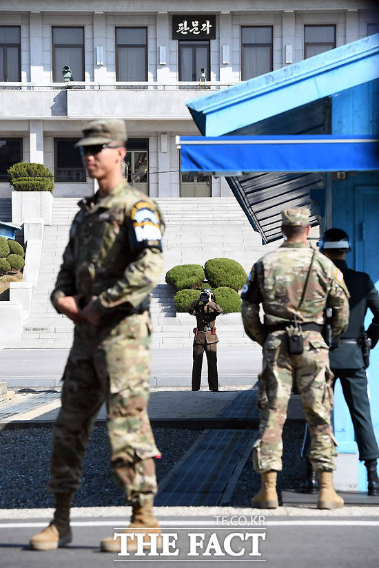 한미 국방장관이 경기도 파주 판문점 공동경비구역(JSA)에서 대북 메시지를 발표한 27일 오후 북한 병사들이 남측을 바라보고 있다./사진공동취재단