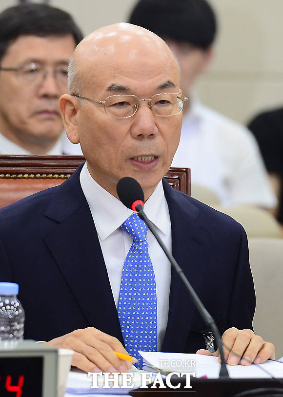 이효성 방송통신위원회 위원장은 한국당에 이명박 정부에서도 이렇게 한 전례가 있다고 주장하며 이번 선임의 타당성을 설명했다. /국회=이새롬 기자