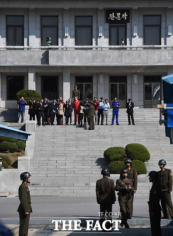 한미 국방장관이 경기도 파주 판문점 공동경비구역(JSA)에서 대북 메시지를 발표한 27일 오후 북측 판문각을 방문한 관광객들이 남측을 촬영하고 있다./사진공동취재단