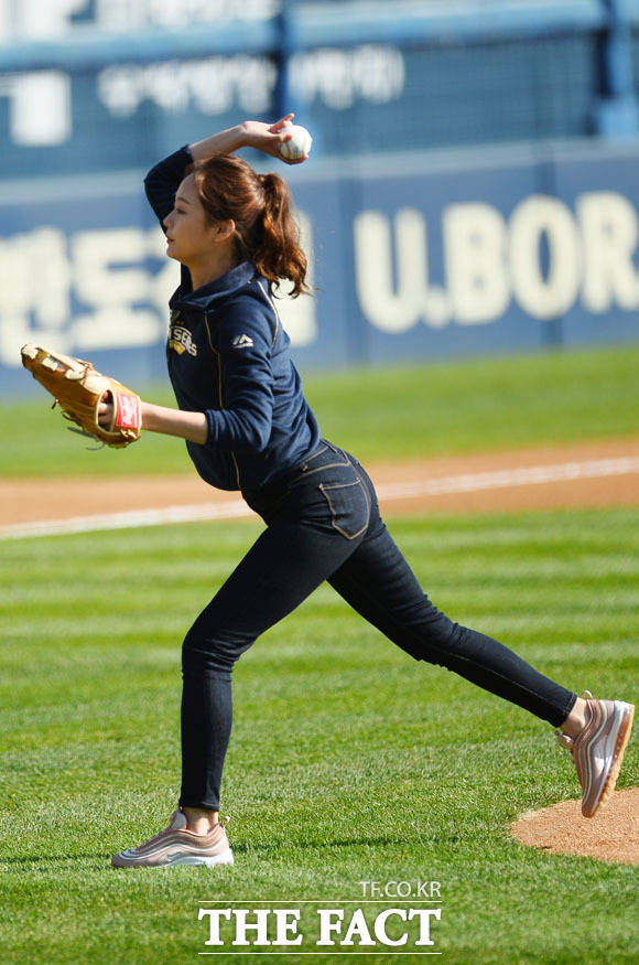 28일 오후 서울 송파구 잠실야구장에서 2017 KBO리그 한국시리즈 3차전 기아 타이거즈와 두산 베어스의 경기가 열린 가운데 시구자 전소민이 시구를 하고 있다./남윤호 기자