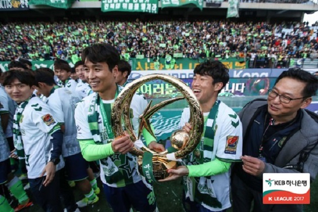 전북 이동국이 우승 트로피를 들고 기뻐하고 있다./ 한국프로축구연맹 제공